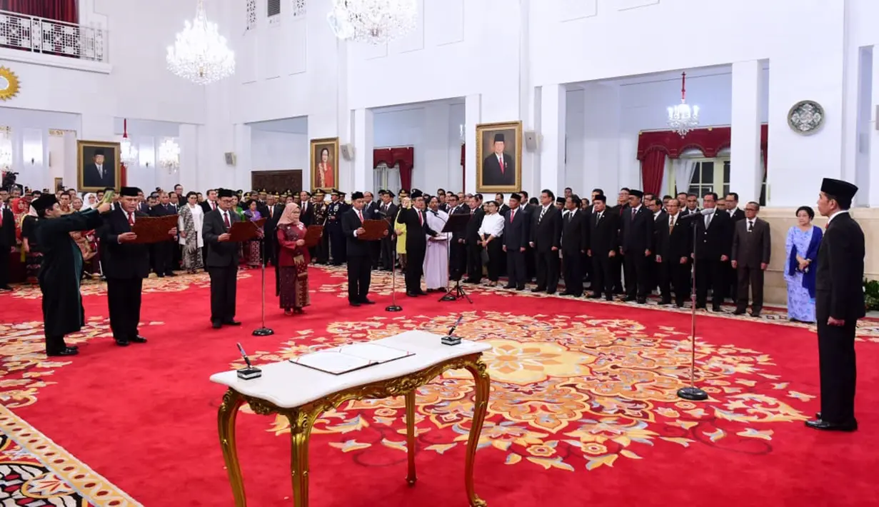 Presiden Joko Widodo (kanan) memimpin upacara pelantikan pimpinan KPK periode 2019-2023 di Istana Negara, Jakarta, Jumat (20/12/2019). Komjen Firli Bahuri sebagai Ketua KPK, Alexander Marwata, Lili Pintauli Siregar, Nurul Ghufron, dan Nawawi Pomolango sebagai wakil Ketua. (Foto: Biro Pers Setpres)