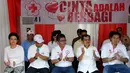 Wakil Presiden RI Jusuf Kalla (kedua kanan) saat menghadiri aksi donor darah di Bundaran HI, Jakarta, Minggu (29/3/2015). Acara donor darah diadakan serentak di 25 kota di tanah air bertujuan membudayakan aksi donor darah. (Liputan6.com/Panji Diksana)