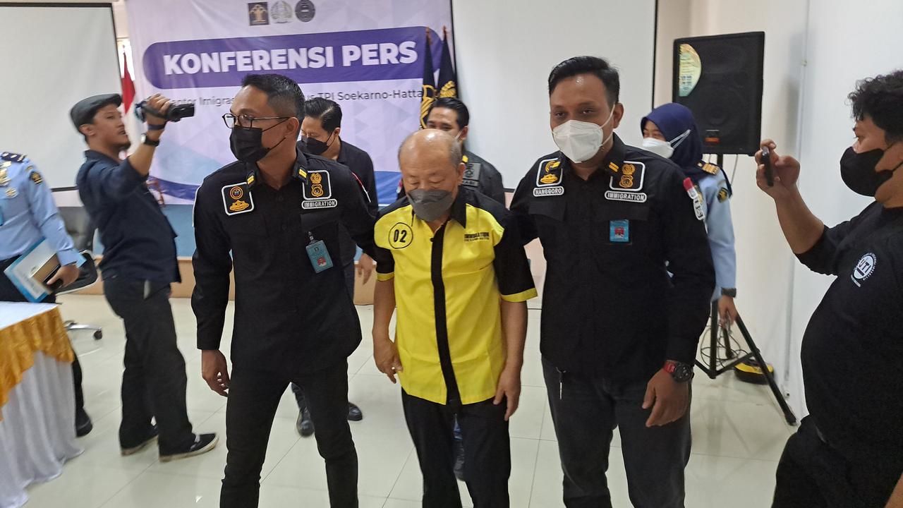 eorang warga negara asing (WNA) berusia lanjut diciduk pihak Imigrasi Bandara Soekarno-Hatta karena terbukti masuk ke Indonesia dengan menggunakan paspor palsu