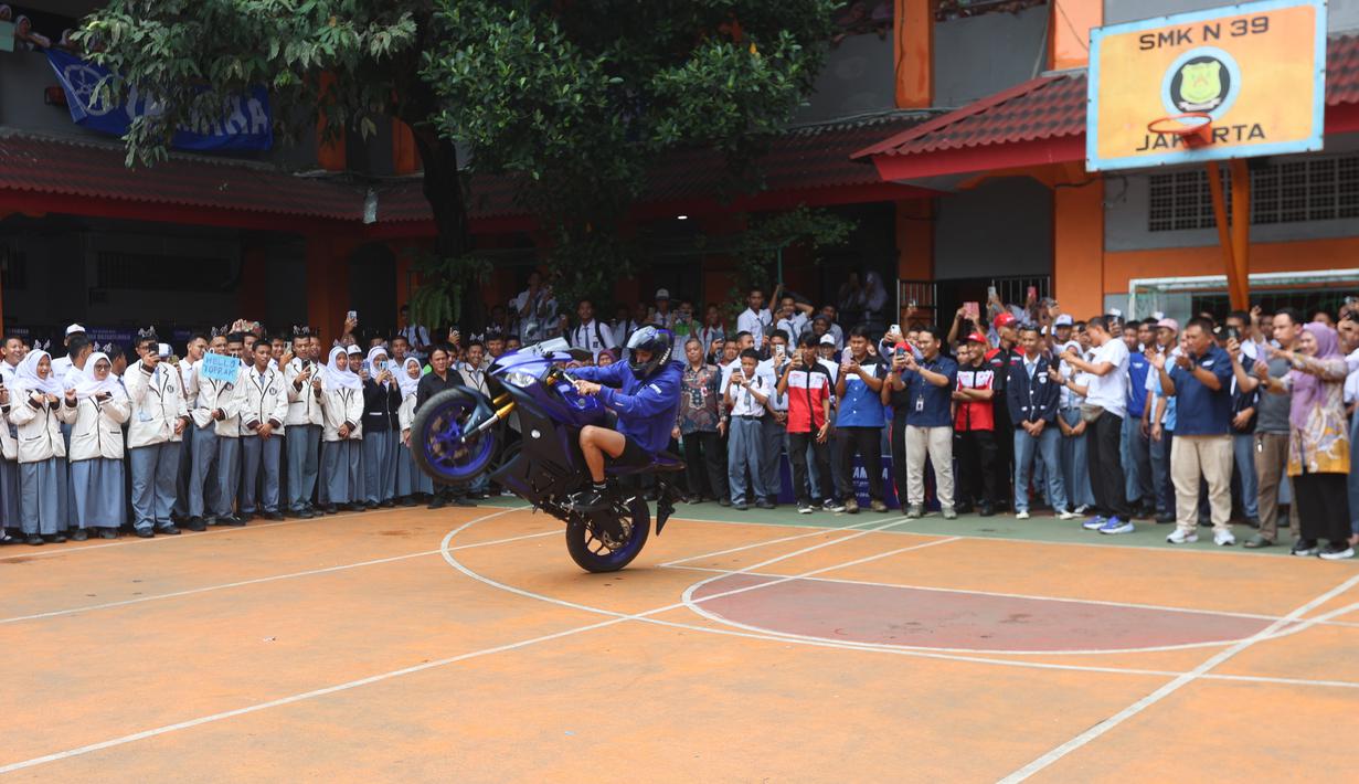 Sebagai informasi, Toprak Razgatlioglu akan menjalani debut di MotoGP musim 2026. Tampak dalam foto, pembalap rookie Prima Pramac Racing, Toprak Razgatlioglu saat beraksi di depan siswa/siswi SMK Negeri 39, kawasan Cempaka Putih, Jakarta Pusat, Selasa (20/1/2026). (Bola.com/M Iqbal Ichsan)