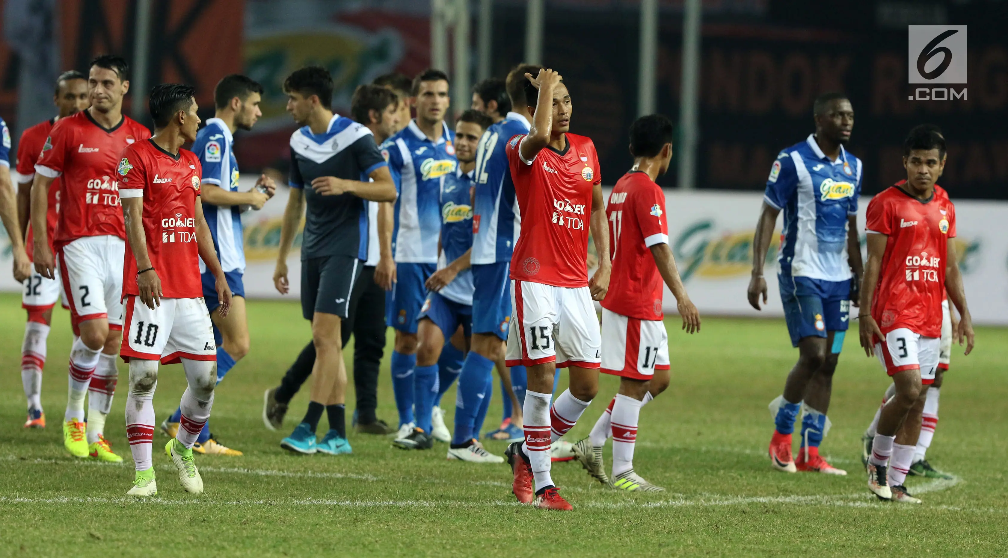 Pemain Persija, Oka memegang kepala usai melawan RCD Espanyol pada laga persahabatan di Stadion Patriot Candrabhaga, Bekasi, Rabu (19/7). Persija kalah telak dari RCD Espanyol 0-7. (Liputan6.com/Helmi Fithriansyah) 