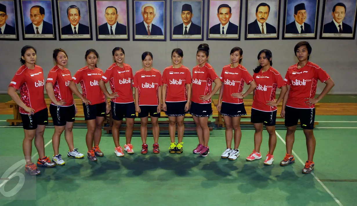 Pebulutangkis puteri Indonesia yang akan berlaga pada Uber Cup 2016 berpose usai acara pelepasan di Pelatnas PBSI, Jakarta, Senin (9/5/2016). Piala Thomas dan Uber akan dihelat di Kunshan, Tiongkok, 15-22 Mei mendatang. (Liputan6.com/Helmi Fithriansyah)