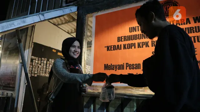 pelayan KPK memberikan kopi dan pembersih tangan ke pelanggan
