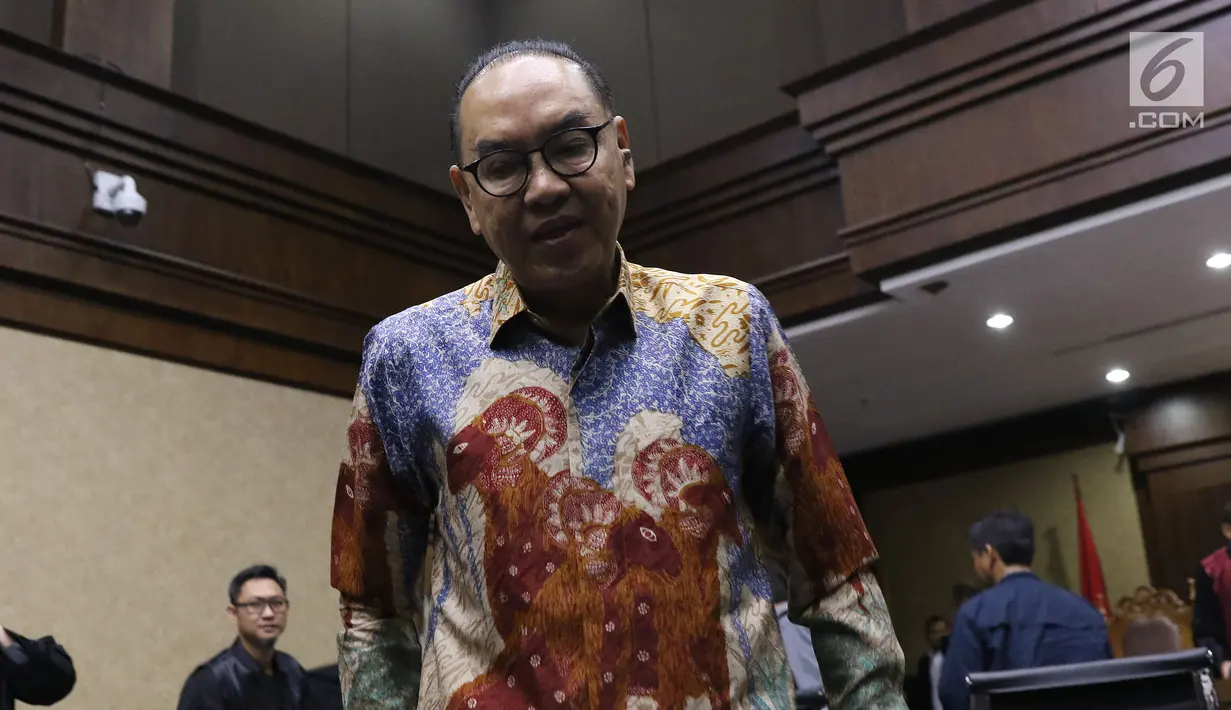 Terdakwa suap pembangunan PLTU Riau-1 Johannes Budisutrisno Kotjo usai mendengar keterangan saksi saat jedasidang lanjutan di Pengadilan Tipikor, Jakarta, Kamis (18/10). Sidang mendengar keterangan empat orang saksi. (Liputan6.com/Helmi Fithriansyah)