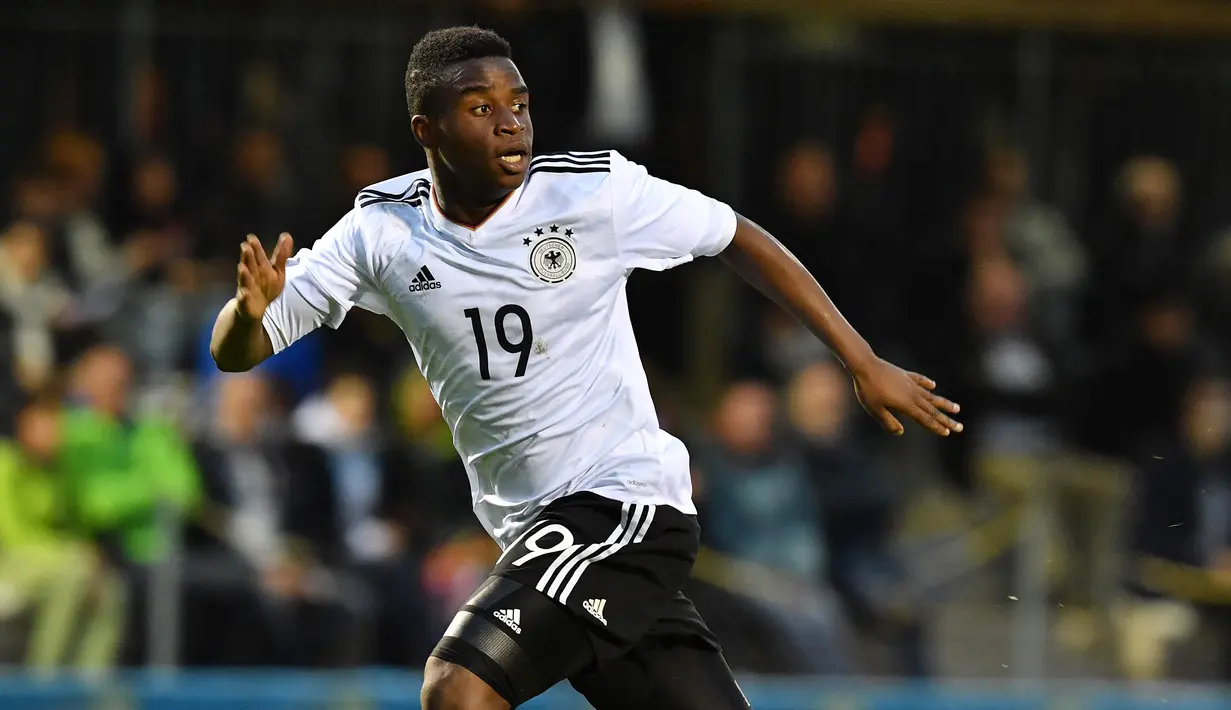 Youssoufa Moukoko. Striker Jerman kelahiran Kamerun berusia 17 tahun ini kini tengah menjalani musim ketiga bersama Borussia Dortmund sejak dipromosikan dari tim U-19 pada awal musim 2020/2021. Musim 2022/2023 ini ia telah tampil dalam 21 laga di semua ajang dengan torehan 6 gol dan 6 assist. Bersama Timnas Jerman ia belum melakukan debut bersama timnas senior dan terakhir menjadi bagian Timnas Jerman U-21 dengan torehan 6 gol dari 5 laga. (AFP/Wildbild)