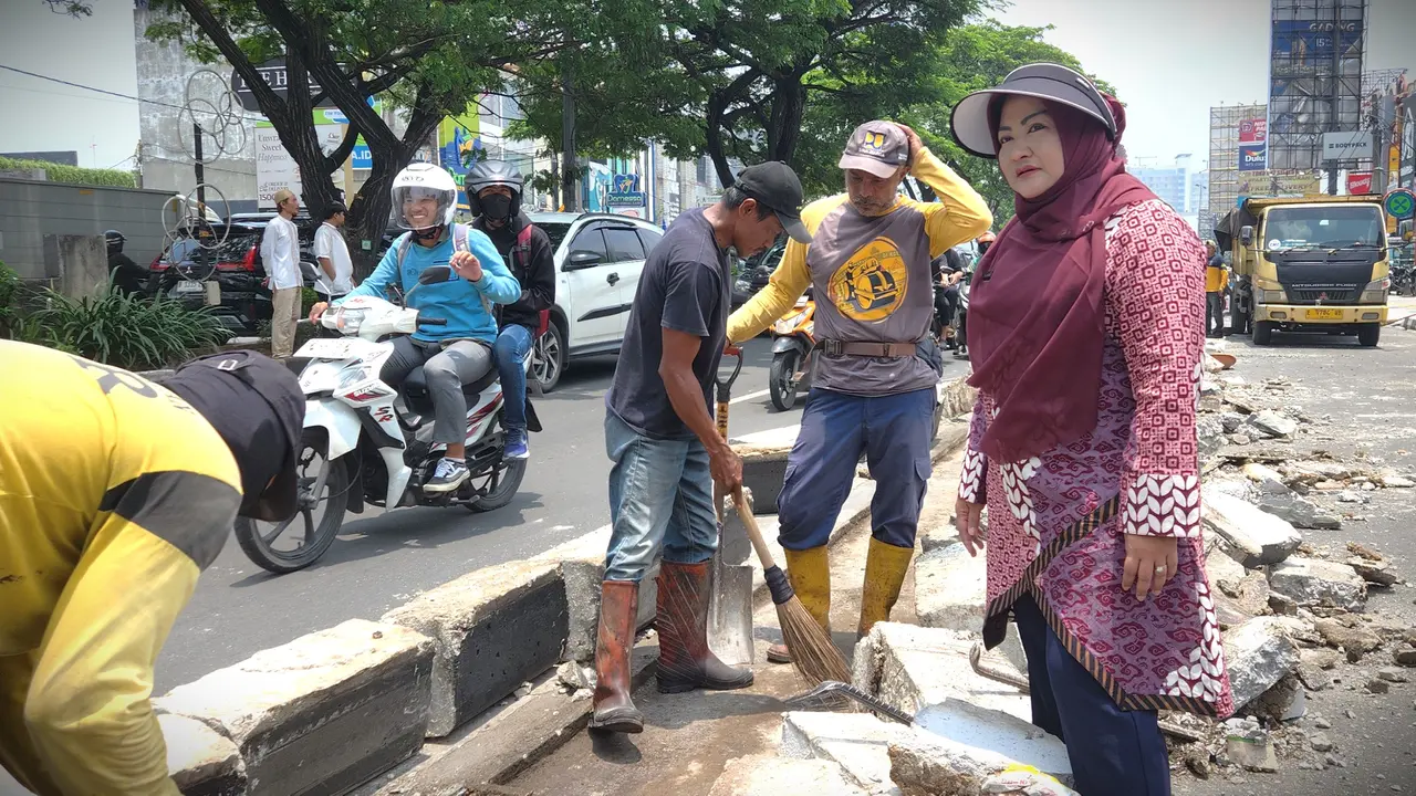 Pemerintah Kota Depok, melalui Dinas Pekerjaan Umum dan Penataan Ruang (DPUPR), membongkar separator pembatas jalan di Raya Margonda, antara jalur cepat dan lambat.