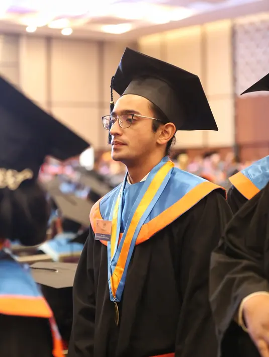 "Yang pasti senang banget, karena memang selama ini, itu (gelar S.Ikom) cuma buat bahan becandaan temen-temen, dan sekarang itu terdengar benar di kuping jadi rasanya masih merinding," ujar Omar Danial, ICE BSD, Banten. (Adrian Putra/Bintang.com)