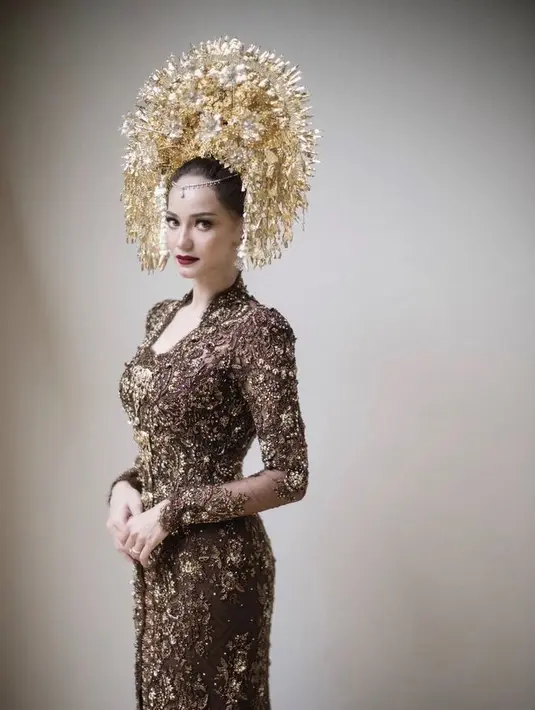 Membuat terkejut publik, Enzy Storia resmi menikah di bulan Mei. Ia pun tampil mengenakan kebaya coklat berpayet lengkap dengan suntingannya. @enzystoria