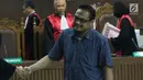 Terdakwa kasus suap yang juga Panitera Pengadilan Negeri Medan, Helpandi usai menjalani sidang pembacaan putusan di Pengadilan Tipikor, Jakarta, Kamis (4/4). Helpandi dinyatakan bersalah dan dihukum 7 tahun penjara dan denda Rp 300 juta. (Liputan6.com/Helmi Fithriansyah)