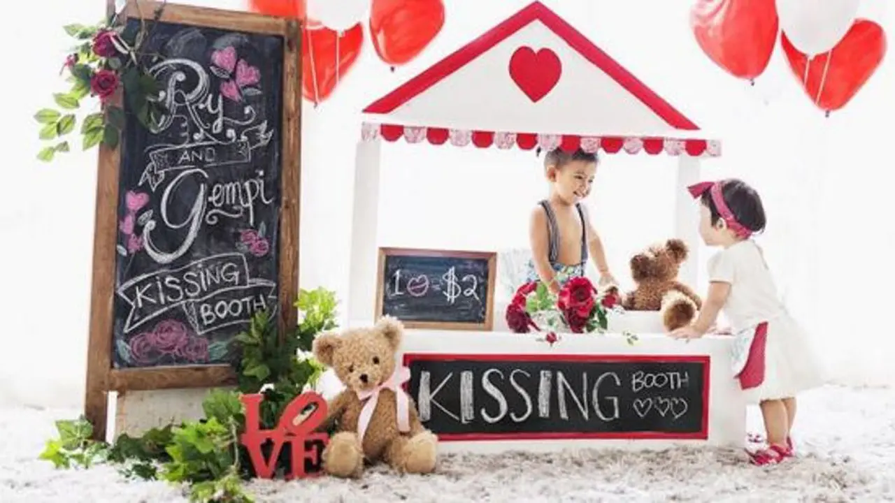 Lucunya Anak Gisela Anastasia dan Sharena Gunawan Pose Romantis