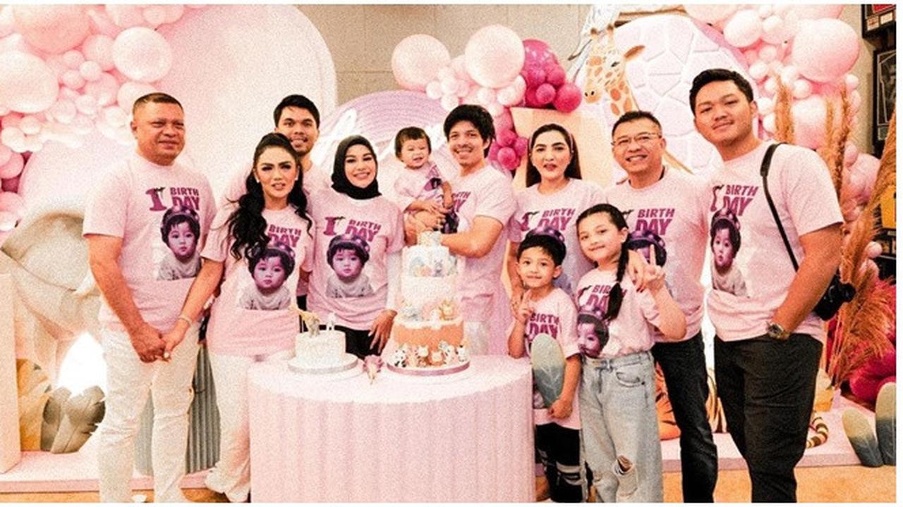 6 Potret Ulang Tahun Ameena yang ke-1 Tahun, Dirayakan Meriah Bareng Anak Yatim