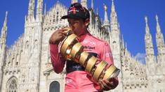 Pembalap Ineos Grenadiers, Egan Bernal, sukses dalam perhelatan Giro d’Italia tahun ini. Ia sukses mengantongi poin tertinggi di Geneal Classification (GC) dan membuatnya menjadi Si Maglia Rosa Giro d’Italia. (Foto: AFP/Luca Bettini)
