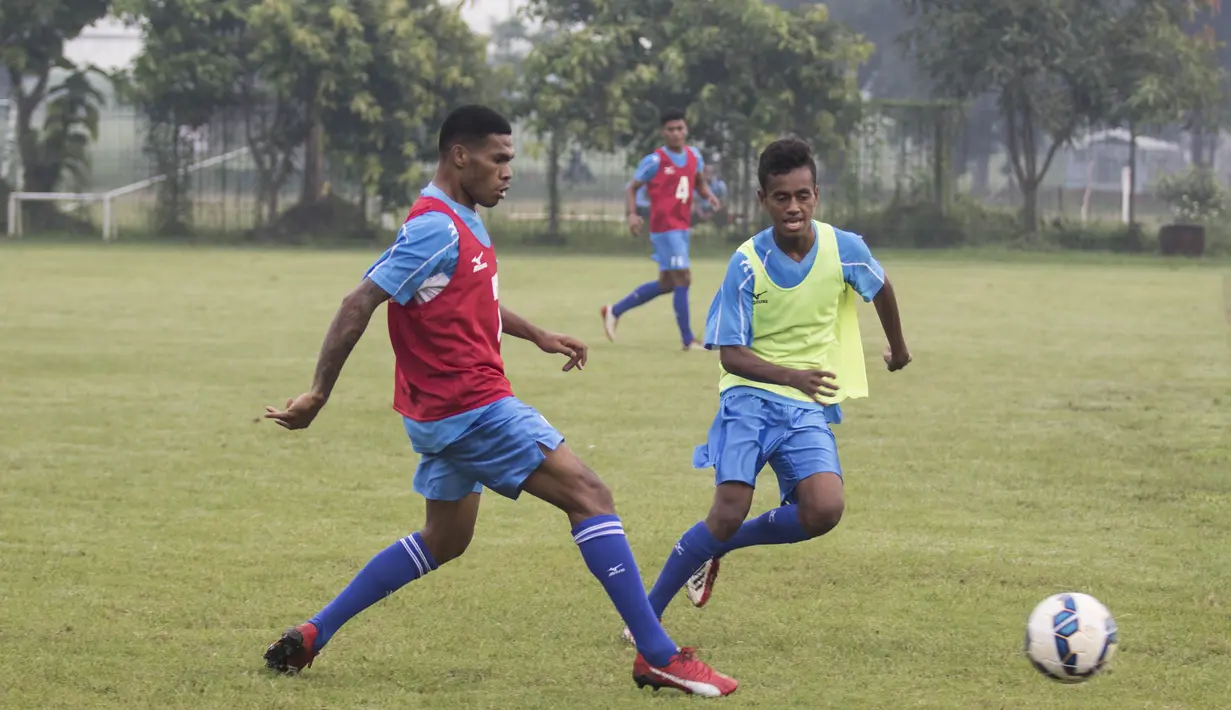 Gelandang serang Semen Padang, Vendry Mofu, berlatih jelang laga final Piala Jenderal Sudirman melawan Mitra Kukar di Lapangan Sutasom, Jakarta, Jumat (22/1/2016). (Bola.com/Vitalis Yogi Trisna)