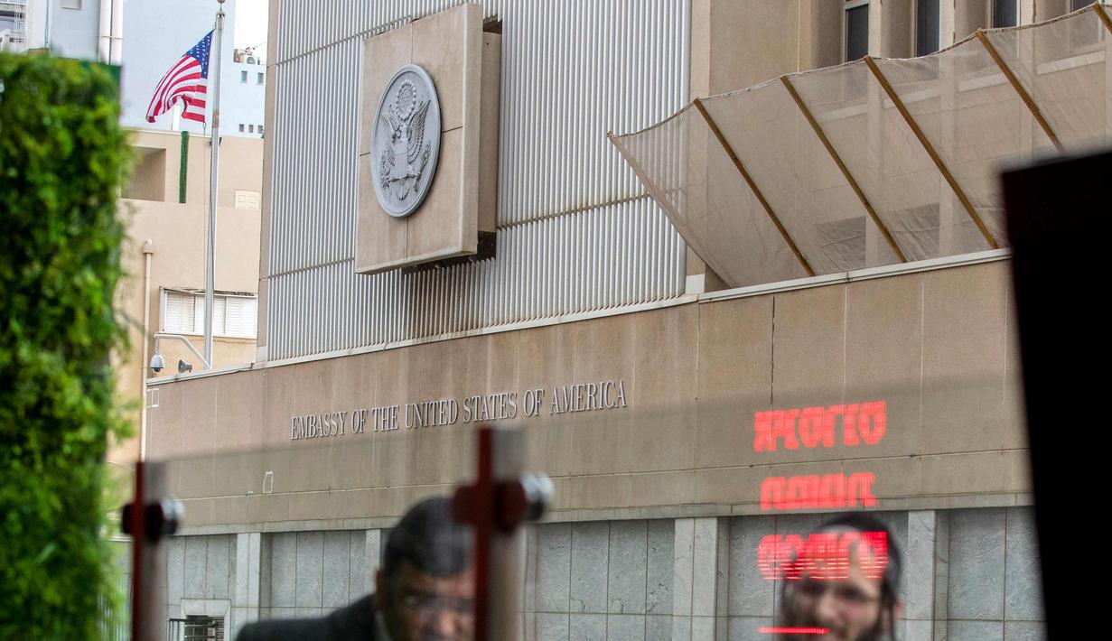 Warga berjalan di luar kedutaan AS di Tel Aviv (6/12). Amerika Serikat mengirim duta besar mereka untuk Israel sejak 1949. (AFP Photo/Jack Guez)