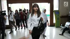 Pemain sinetron Kirana Larasati berjalan menuju ruang sidang di Pengadilan Agama Jakarta Selatan, Kamis (15/06). Kirana menghadiri sidang cerai ke 2 dengan agenda pembacaan materi gugatan. (Liputan6.com/Herman Zakharia)
