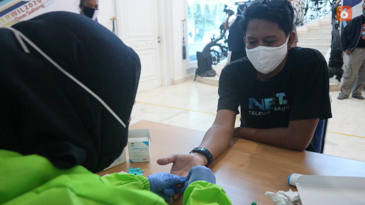 Seorang warga Palu yang juga jurnalis saat melakukan rapid tes mandiri,