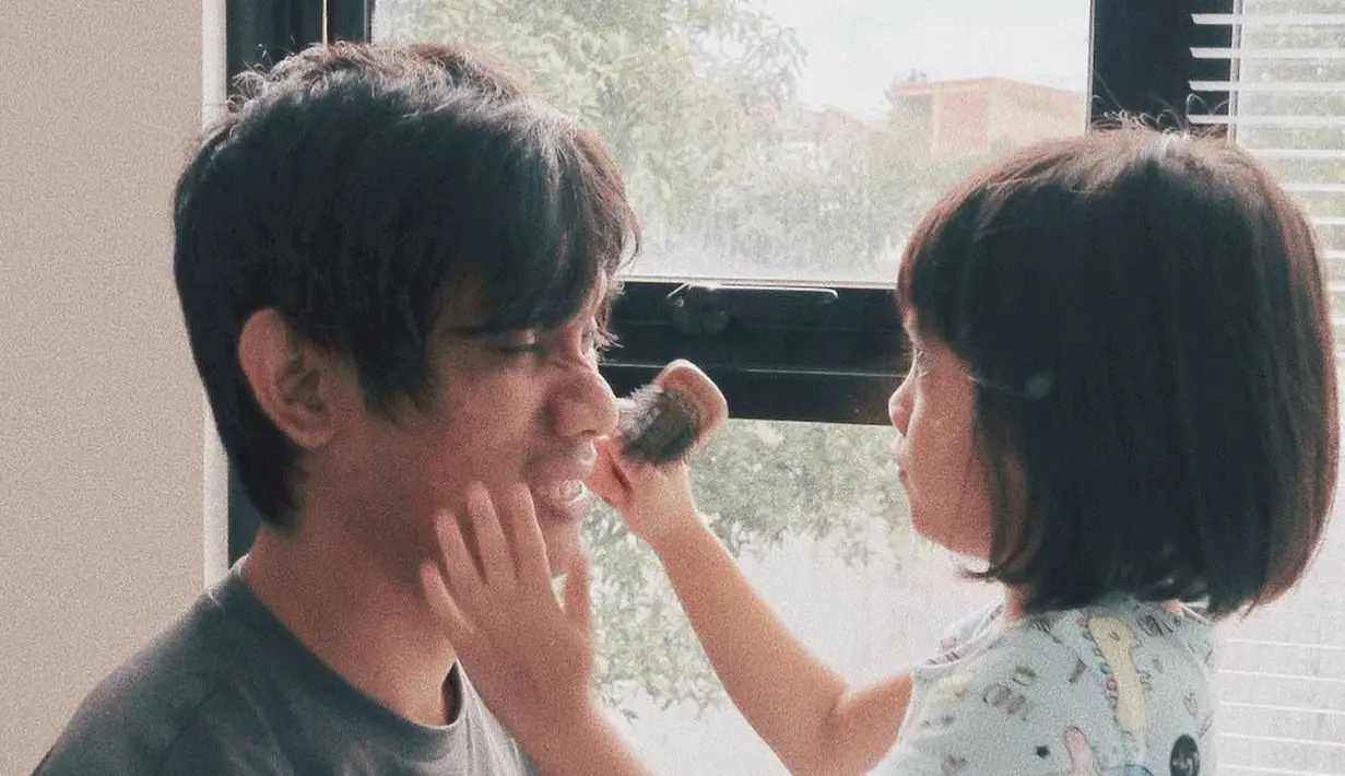 Selain itu, Tria The Changcuters juga tampak didandani oleh anaknya. (Foto: instagram.com/dhaturembulan)