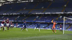 Lima menit sebelum jeda, Cesar Azpilicueta (kiri) berhasil menghujam jala gawang Burnley lewat tembakan kerasnya usai menerima umpan dari Hudson-Odoi. (Foto: AP/Pool/Justin Tallis)