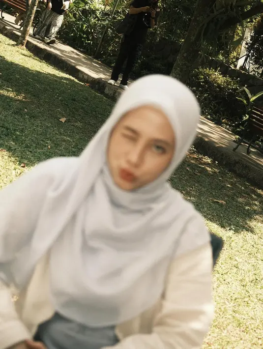 <p>Menurut Zara, proses adaptasi menggunakan hijab tidak mudah, "Awal-awal aku masih ngerasa panas, tapi lama-lama aku malah terbiasa pakai kerudung sampai rumah," ungkapnya. (Foto: Instagram/ zaraadhsty)</p>