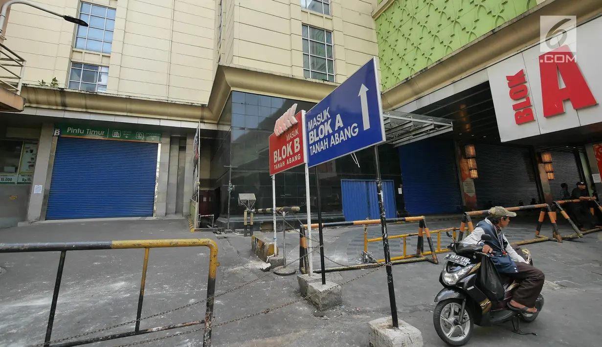 Pengendara motor parkir di depan gedung pasar Blok A Tanah Abang, Jakarta, yang tutup pada Kamis (23/5/2019). Pengelola Pasar Tanah Abang menutup sementara aktivitas perdagangan demi mengantisipasi dampak kericuhan Jakarta dalam beberapa hari ini. (Liputan6.com/Herman Zakharia)