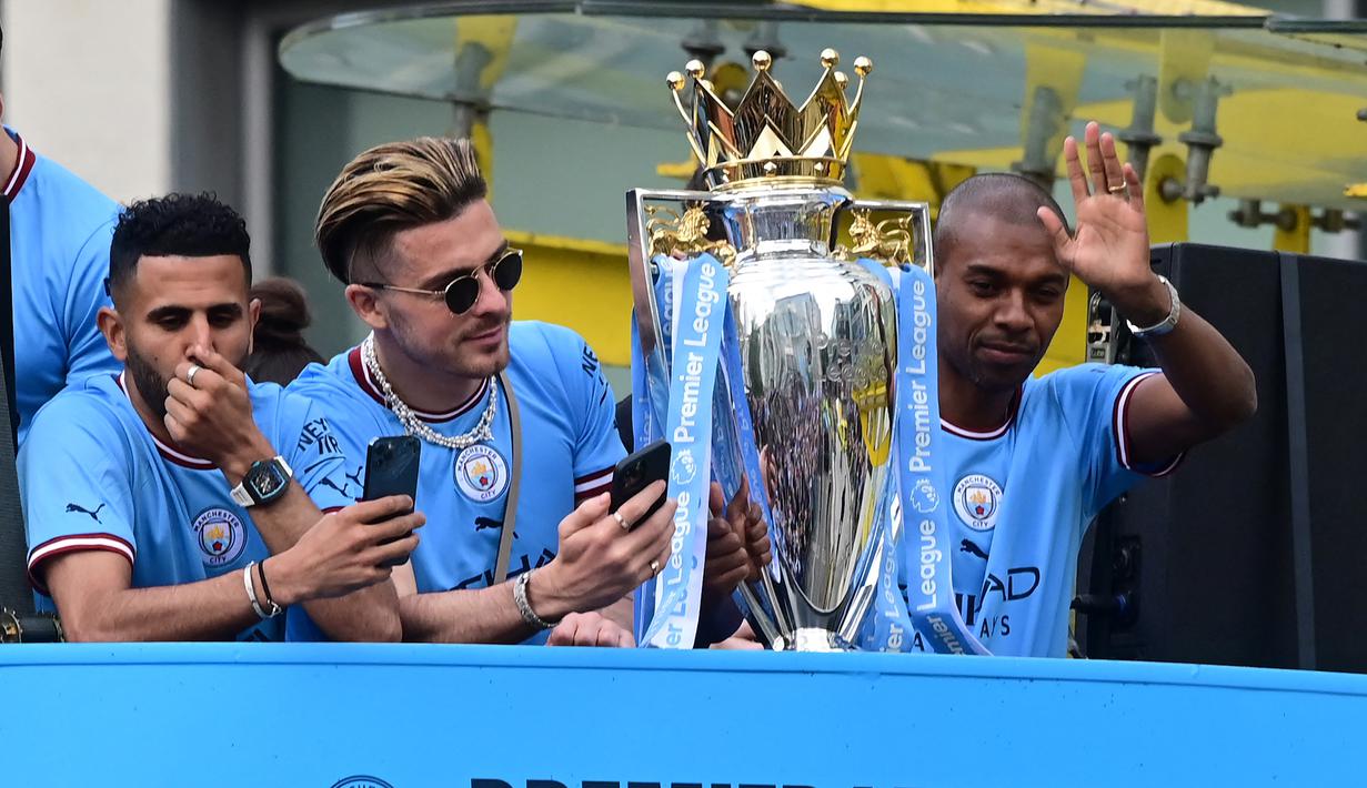 Fernandinho (kanan). Gelandang Brasil berusia 37 tahun ini telah memperkuat Manchester City selama 9 tahun usai didatangkan dari Shakhtar Donetsk pada awal musim 2013/2014 dengan nilai transfer 40 juta euro. Ia total telah menjalani 383 laga bersama The Citizens di semua ajang kompetisi dengan torehan 26 gol dan 33 assist. Berbagai gelar bergengsi telah diraihnya, di antaranya 5 trofi Premier League dan 1 trofi Piala FA. Musim depan ia bisa saja pulang kampung ke Brasil untuk memperkuat Athletico Paranaense. (AFP/Paul Ellis)