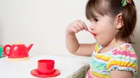 Kiat agar Anak Berhenti Minum dari Botol Susu