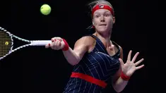Petenis Belanda, Kiki Bertens berusaha mengembalikan bola ke arah petenis Australia, Ashleigh Barty pada turnamen WTA Finals 2019 di Shenzhen, China, Selasa (29/10/2019). Bertens secara mengejutkan mengalahkan petenis peringkat satu dunia dengan 3-6, 6-3, 6-4 dalam waktu 2 jam 9 menit (AP/Andy Wong)