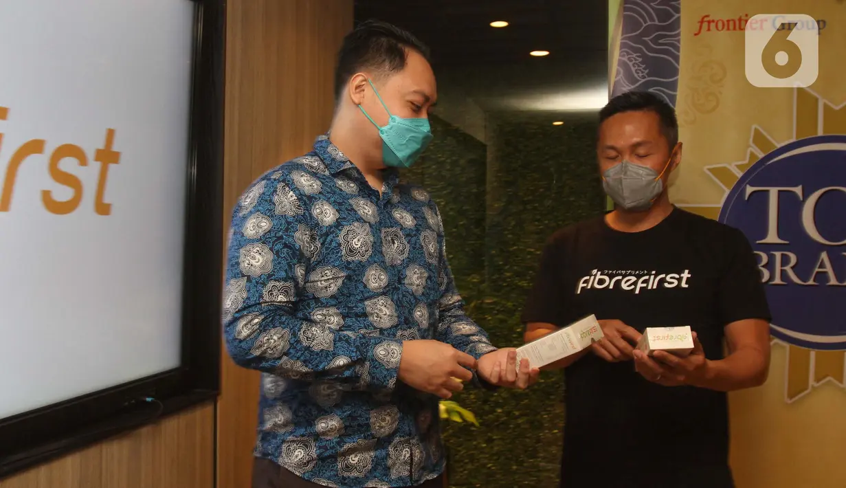 CEO PT. Kobe Nutri Farma (Fibrefirst) Benny Winata (kanan) dan COO Majalah Marketing Hartono Yarmantho pada acara penghargaan di Jakarta (31/8/2021). Fibrefirst sukses melampaui 3 parameter pengukuran TOp Brand yaitu aspek top of mind, last used, dan future intention. (Liputan6.com/HO/Fibrefirst)