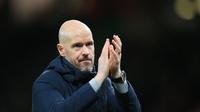 Manajer Manchester United Erik ten Hag berselebrasi pada akhir pertandingan putaran kelima Piala FA melawan West Ham United di Old Trafford, Kamis (2/3/2023) dini hari WIB. MU menang 3-1 atas West Ham. (Lindsey Parnaby / AFP)