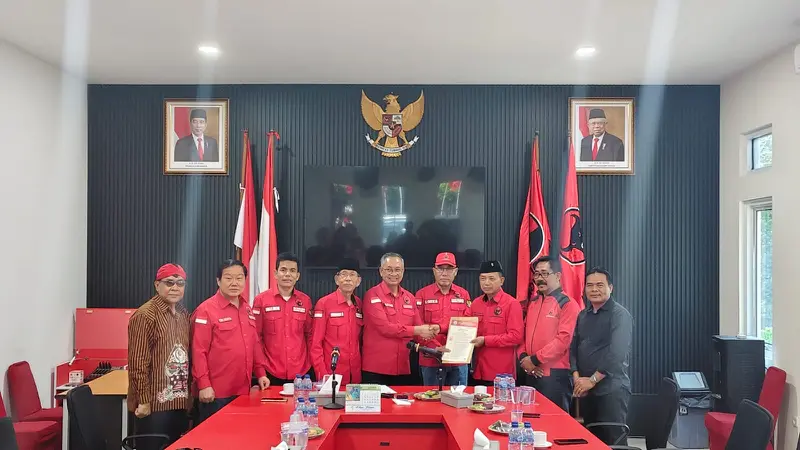 Penyerahan rekomendasi persetujuan partai politik B1 KWK kepada Dawam- Ketut sebagai calon bupati dan wakil bupati Lampung Timur. Foto (Istimewa).