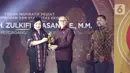 Wakil Komisaris Utama SCM Suryani Zaini saat memberikan penghargaan kepada Menteri Perdagangan Zulkifli Hasan dalam Anugrah Inspiratif Liputan6.com di Jakarta, Sabtu (8/7/2023). Zulkifli Hasan mendapatkan penghargan kategori tokoh inspiratif pegiat pertumbuhan dan stabilitas ekonomi. (Liputan6.com/Angga Yuniar)