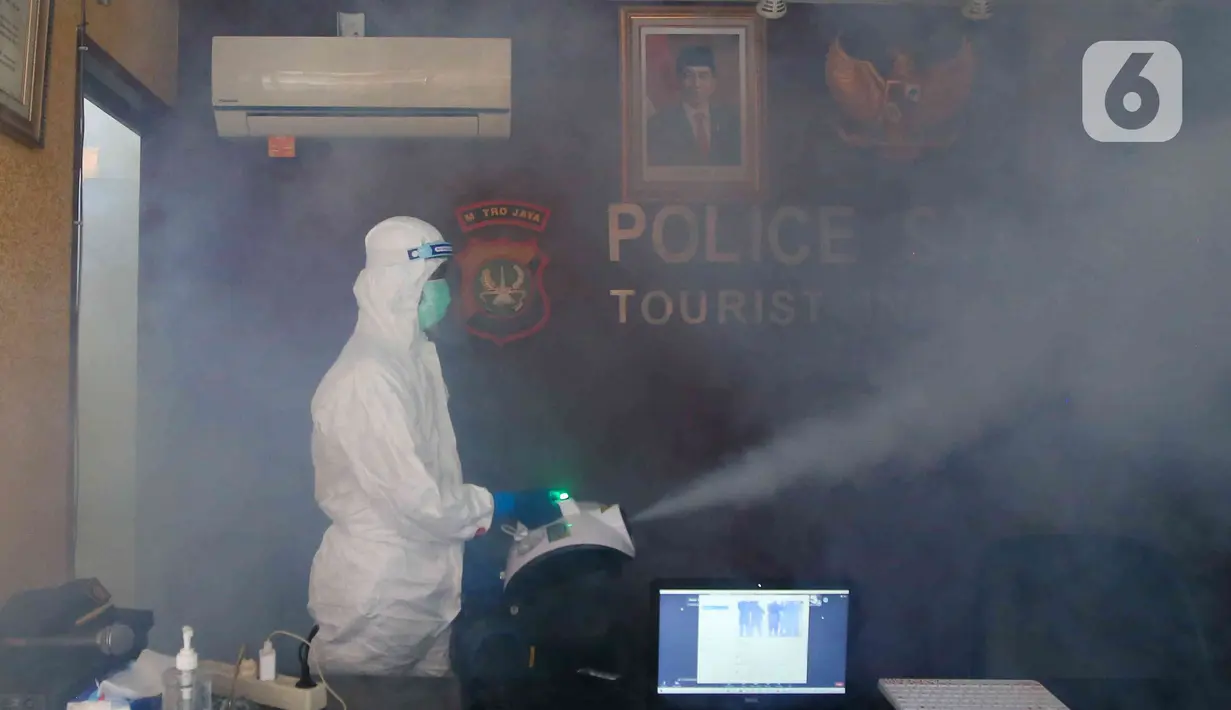 Petugas PMI DKI Jakarta menyempotkan disinfektan di Pos Polisi Bundaran HI, Senin (7/2/2022). Penyemprotan disinfektan tersebut untuk sterilisasi di beberapa titik guna mencegah penyebaran COVID-19 varian omicron yang saat ini sedang mengalami peningkatan (Liputan6.com/Herman Zakharia)
