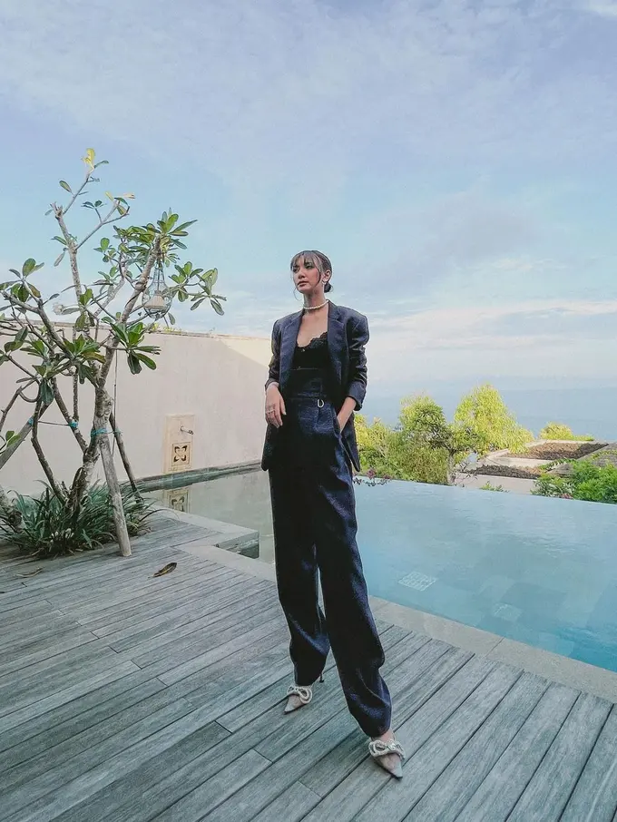 Gaya Sheila Dara Pakai Baju Suami di Resepsi Maudy Ayunda, Dipuji Tetap Cantik!