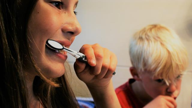 Ilustrasi menyikat gigi