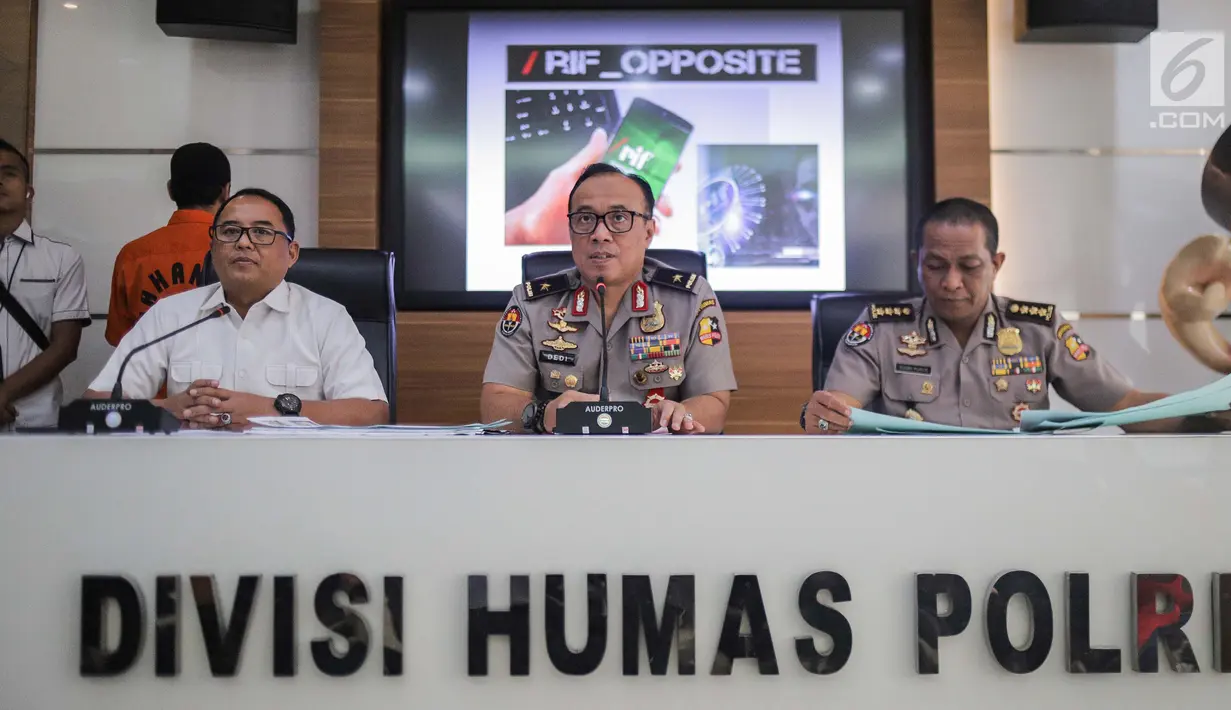 Karopenmas Divisi Humas Polri Brigjen Pol Dedi Prasetyo (tengah) dan Kasubdit I Dittipidsiber Bareskrim Polri Kombes Pol Dani Kustoni (kiri) memberikan keterangan pers saat rilis kasus pemberitaan hoax di Divhumas Mabes Polri, Jakarta, Senin (1/7/2019). (Liputan6.com/Faizal Fanani)