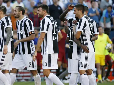 Para pemain Juventus merayakan kemenangan atas AS Roma pada laga ICC 2017 di Stadion Gillette, Foxborough, Minggu (30/7/2017). Juventus menang lewat adu penalti atas AS Roma  dengan skor 5-4. (AP/Michael Dwyer)