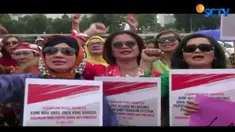 Ratusan Perempuan Peduli Indonesia menggelar aksi mendukung Perppu Ormas di depan Gedung DPR, Kamis, 27 Juli 2017.