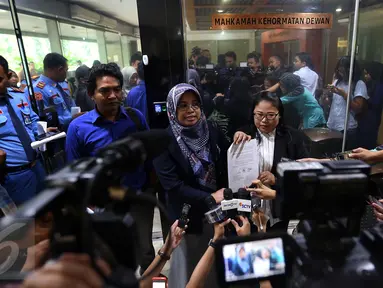 Lingkaran Aku Cinta Indonesia (LACI) menunjukkan surat pelaporan Wakil Ketua DPR Fahri Hamzah di Mahkamah Kehormatan Dewan (MKD), Jakarta, Senin (30/1). Fahri dilaporkan lantaran menyebut TKI sebagai babu dalam akun Twitternya. (Liputan6.com/Johan Tallo)