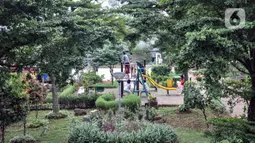 Suasana saat anak-anak bermain di Ruang Publik Terpadu Ramah Anak (RPTRA) Rawa Jaya, Kelurahan Pondok Kopi, Duren Sawit, Jakarta Timur, Senin (6/6/2022). RPTRA masih menjadi tempat favorit anak-anak Ibu Kota untuk bermain serta ruang interaksi usai pulang sekolah. (merdeka.com/Iqbal S. Nugroho)