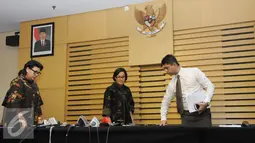 KPK dan Menteri Keuangan bersiap menggelar konferensi pers terkait OTT Ditjen Pajak, Jakarta, Selasa (22/11). KPK mengamankan uang 148,500,000 Dolar Amerika atau senilai 1,9 milyar dalam OTT tersebut. (Liputan6.com/Helmi Afandi)