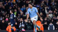 Gelandang Manchester City Rodri&nbsp;berselebrasi setelah mencetak gol pertama timnya&nbsp;dalam pertandingan&nbsp;pekan ke-25 Liga&nbsp;Inggris 2023/2024 antara Manchester City vs Chelsea di Stadion Etihad pada Minggu (18/2/2024) dini hari WIB. (Darren Staples / AFP)