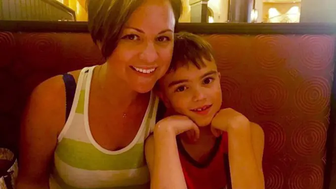 Ingin Belajar 'Make Up', Ibu Ini Ajari Anak Lelakinya Dandan