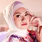 Ibu sambung Putri Delina ini kerap dilibatkan oleh para fotografer untuk menjadi foto model. Nathalie Holscher pun tampak totalitas dengan sentuhan makeup di wajahnya. Penampilannya menuai pujian dari warganet. (Liputan6.com/IG/@nathalieholscher)