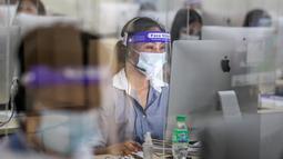 Sejumlah guru berlisensi menjawab panggilan telepon di Tele-Aral Center, Manila (6/10/2020). Tele-Aral Center adalah program saluran telepon khusus (hotline) nasional Filipina untuk membantu siswa mengikuti belajar kelas daring saat beradaptasi dengan pandemi COVID-19. (Xinhua/Rouelle Umali)