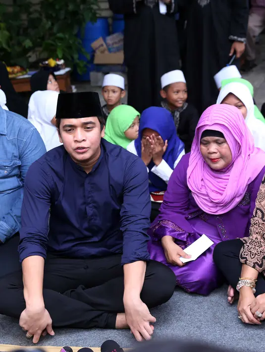Billy Syahputra merayakan ultah bersama orang-orang spesial yaitu keluarga serta para penggemarnya. Selain mengucap rasa syukur, Billy berharap keberkahan akan selalu menyertai usianya yang baru. (Nurwahyunan/Bintang.com)