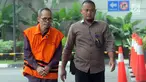 Tersangka Kepala Kantor Kemenag Kabupaten Gresik, Muhammad Muafaq Wirahadi bersiap menjalani pemeriksaan di gedung KPK, Jakarta, Selasa (16/4/2019). Muhammad Muafaq Wirahadi diperiksa sebagai tersangka terkait kasus suap jual beli jabatan di Kementerian Agama, Jawa Timur. (merdeka.com/Dwi Narwoko)