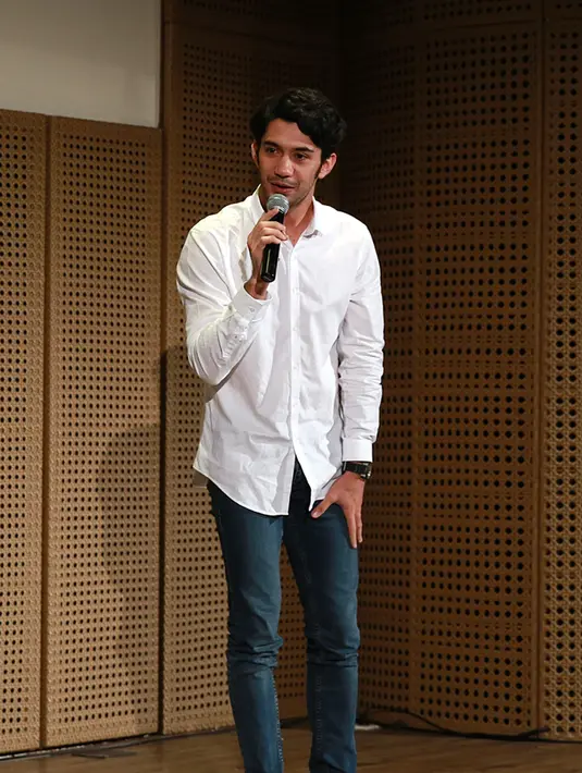 Sebagai sosok pelaku dalam industri film Indonesia. Nama Reza Rahadian dikenal banyak orang dengan kemampuan aktingnya. Tak hanya itu, Reza Rahadian tak sungkan mengeluarkan uneg-unegnya terkait dengan penikmat film Indonesia. (Deki Prayoga/Bintang.com)
