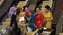 Sejumlah peserta sidang melakukan selfie usai sidang tahunan MPR RI, DPR RI dan DPD RI tahun 2016 di Kompleks Parlemen, Senayan, Selasa (16/8). Sidang tersebut beragendakan penyampaian pidato kenegaraan Presiden Joko Widodo. (Liputan6.com/Johan Tallo)