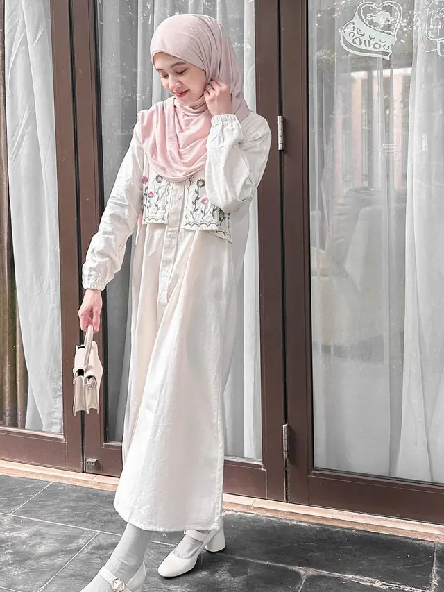 6 Gaya Berhijab Selebgram Adinda Amira, Inspirasi Busana Pastel yang Lembut