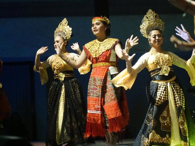 Pesan Persatuan Lewat Kolaborasi Seni Sunda Dan Batak Regional Liputan6 Com Kereennnn sangat penarinya, tari tradisional mojang priangan, ifat siswi smkn 1 anyer serang banten. pesan persatuan lewat kolaborasi seni